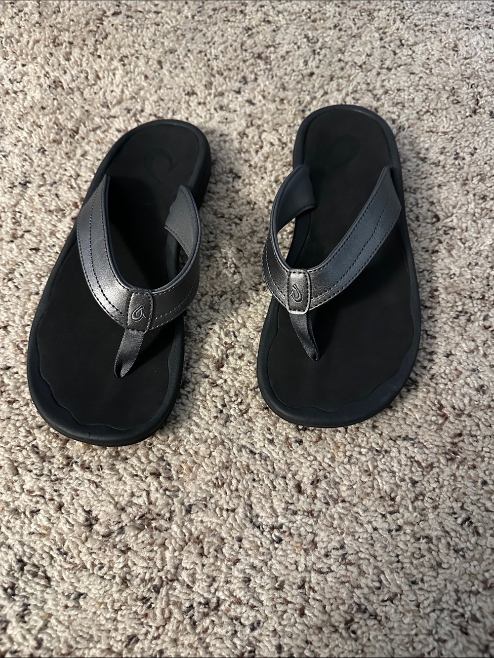 Olu Kai women’s size 7 Black Gray Flip Flop Sandals